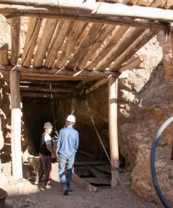 Andacollo - Vista del acceso a la mina. La estructura de madera protege la entrada de los trabajadores.