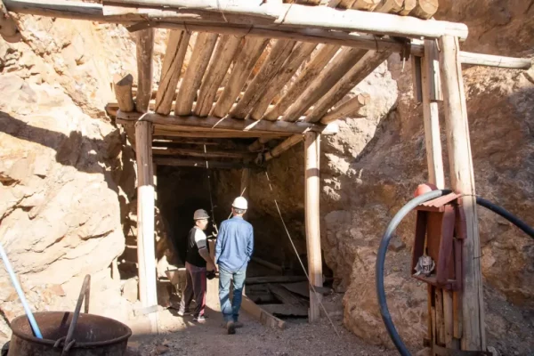 Andacollo - Vista del acceso a la mina. La estructura de madera protege la entrada de los trabajadores.
