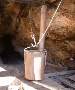 Andacollo - En el interior de una mina artesanal "Pirquen". En la foto se ve el tobo de extracción del mineral
