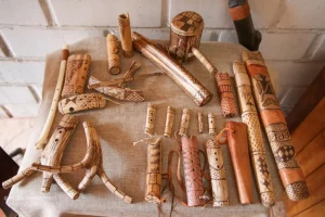 Vista del estudio de Felipe Retamal. Ensamble de instrumentos de agave fabricados de manera artesanal. Instrumentos ancestrales.