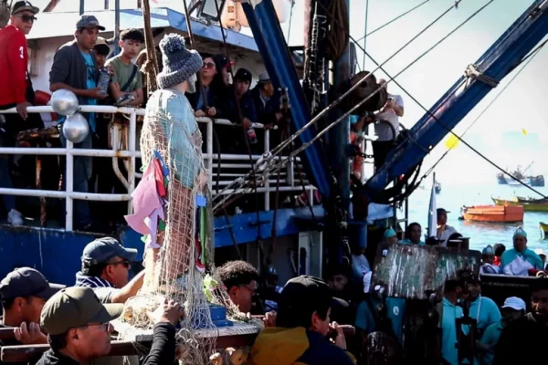 Guanaqueros: fiesta de San Pedro 2023. Foto de un bote pescador con la figura del "San Pedro"