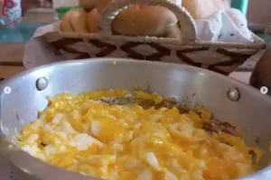 "Hacienda El Tangue". En la cocina de doña Silvia con un plato de pancito y huevos revueltos.